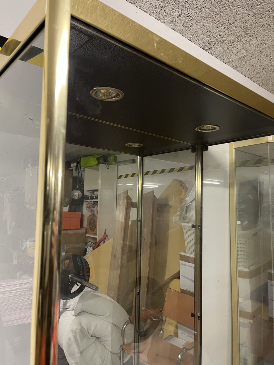 Vitrines: Sehr solide goldene Vitrine – D'occasion à Zürich par odinsasgard 2