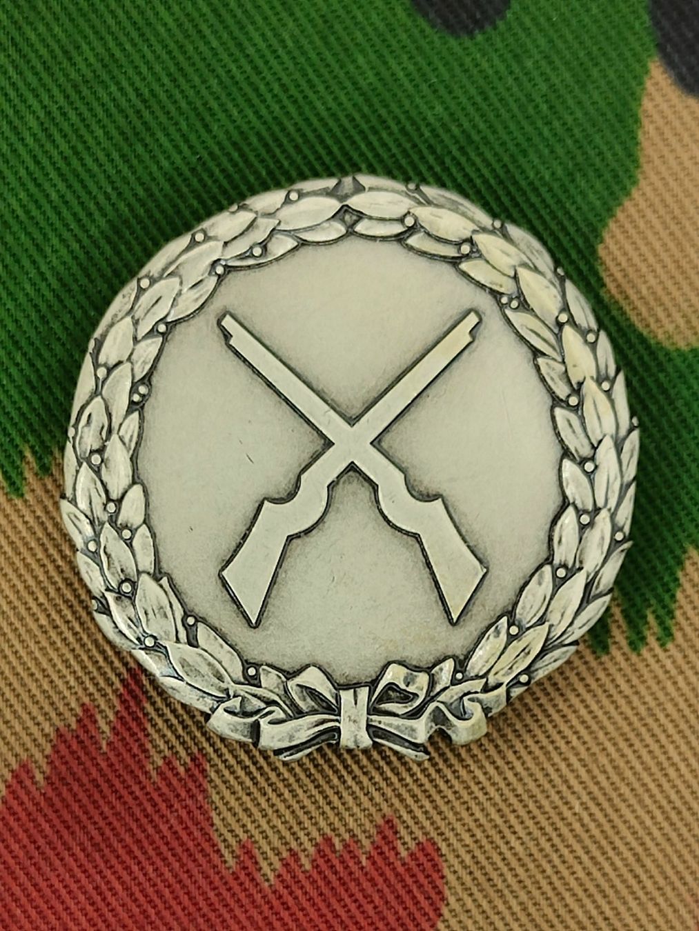 Schweizer Armee Plaketten & Abzeichen:  Brusttaschenanhänger Emblem Infanterist – Gebraucht aus Bauma von SwissMilitaria
