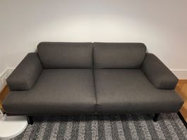 Zeitloses Designersofa in dunkelgrau