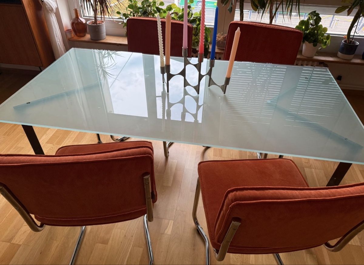 Tische: Glastisch mit Metallgestell – Gebraucht aus Basel von hoc_8ntb