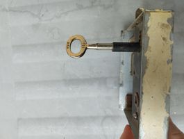 Altes Schloss mit Schluessel alt gebraucht