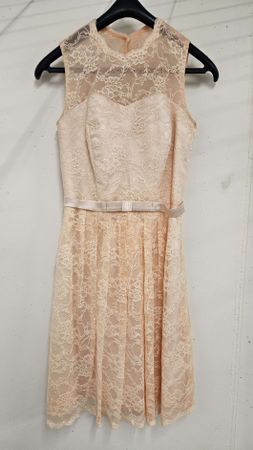 Spitzenkleid apricot Grösse 34 neuwertig