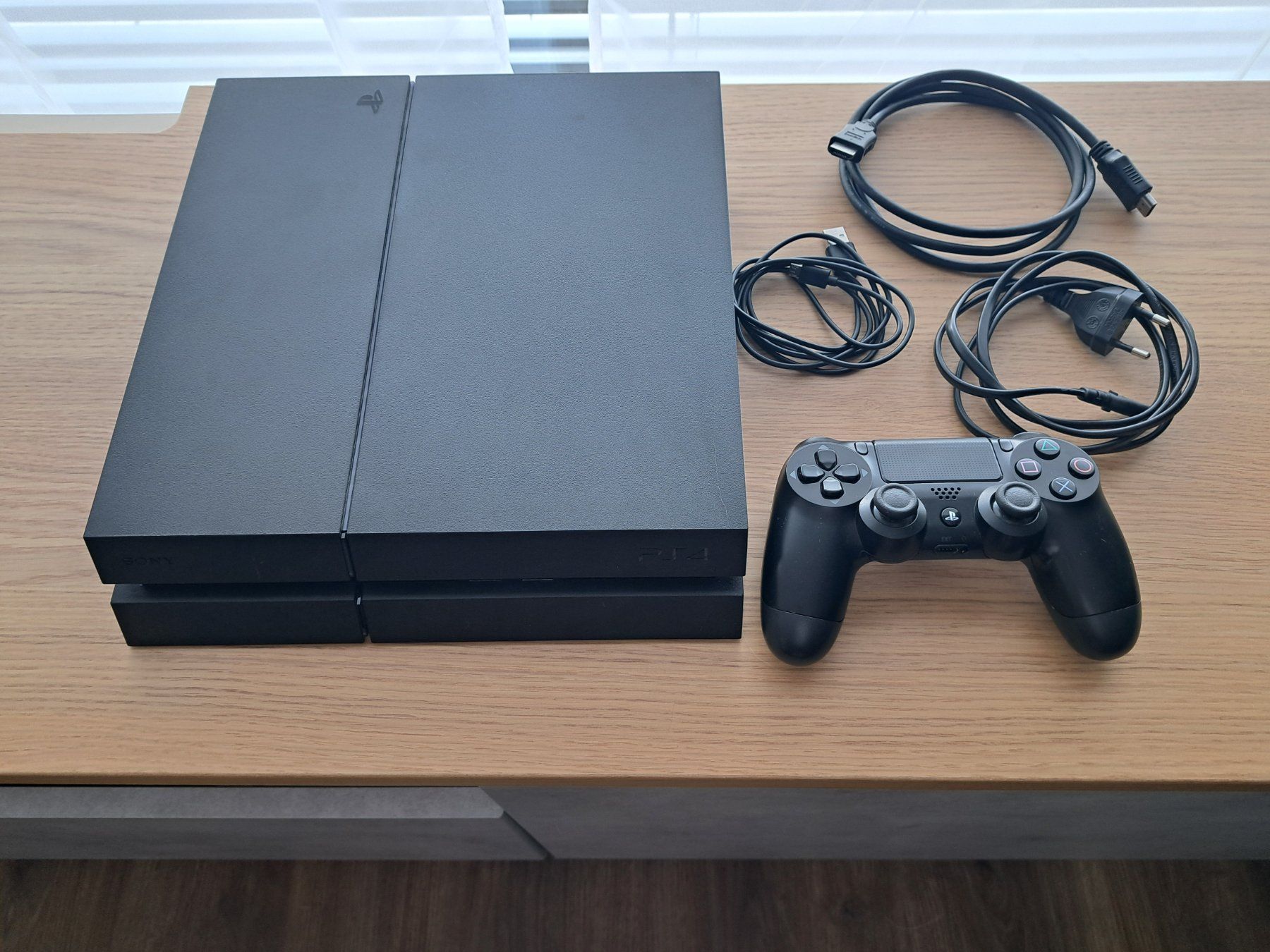 Sony Console: Sony PS4 Konsole 500GB inkl. Controller & allen Kabeln – Usato da Niederbuchsiten venduto da lis_b9gc