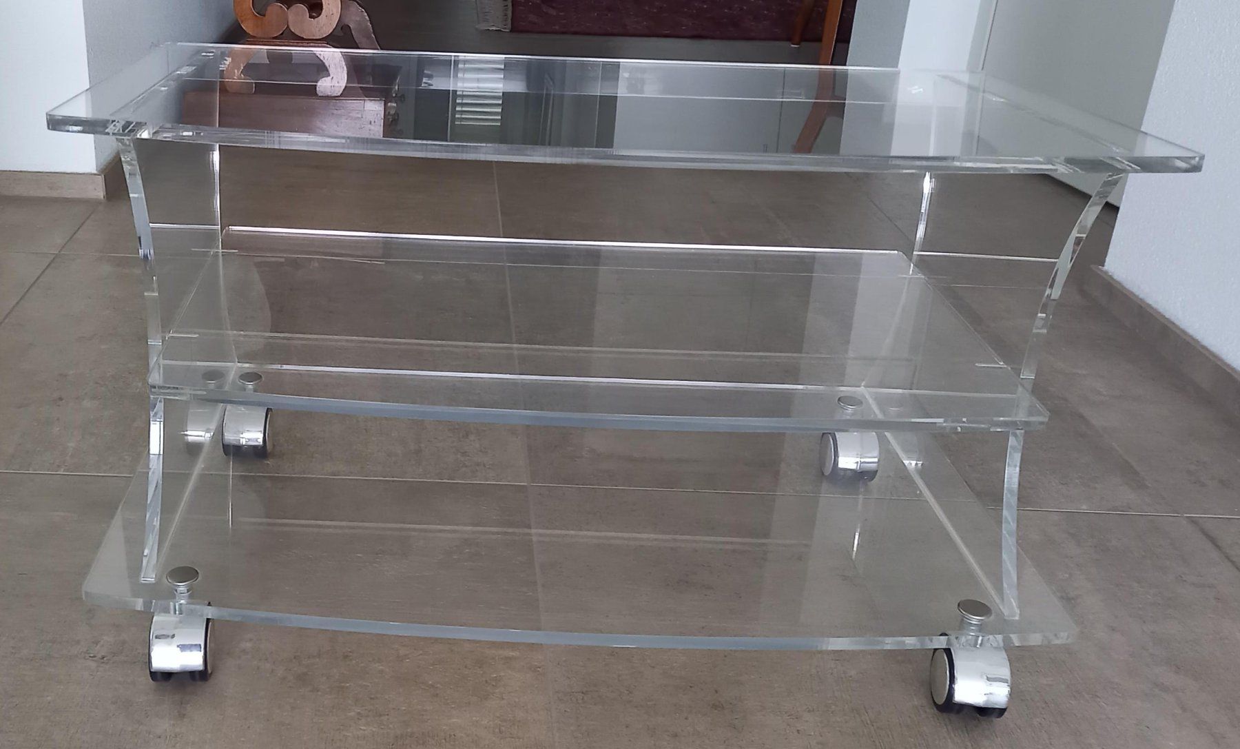 Mobili TV: TV-Möbel aus Acryl mit Rollen – Usato da Seewen SZ venduto da emi_6y6l 1