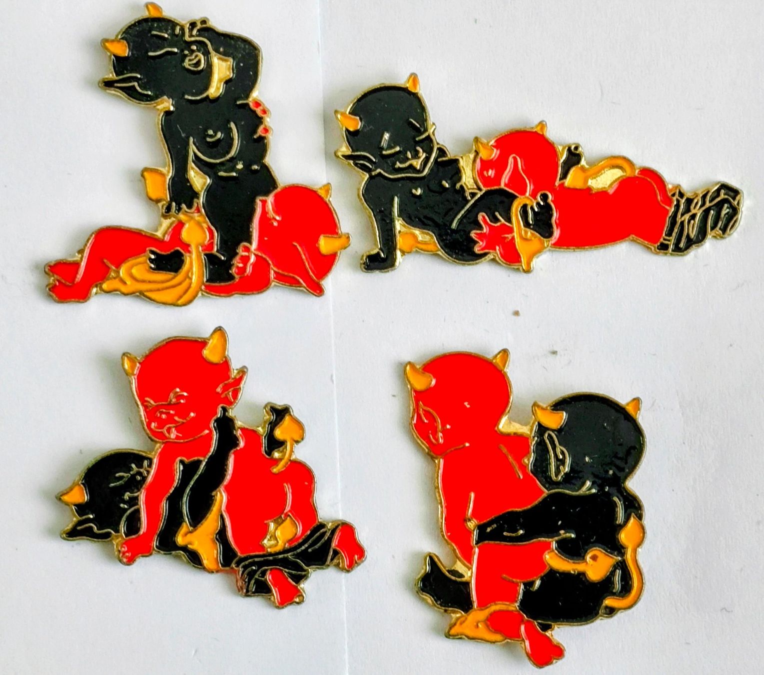 Plaquettes & Badges: 4  etwas spezielle und eigenartige Pins – D'occasion à Pfäffikon ZH par Colacity