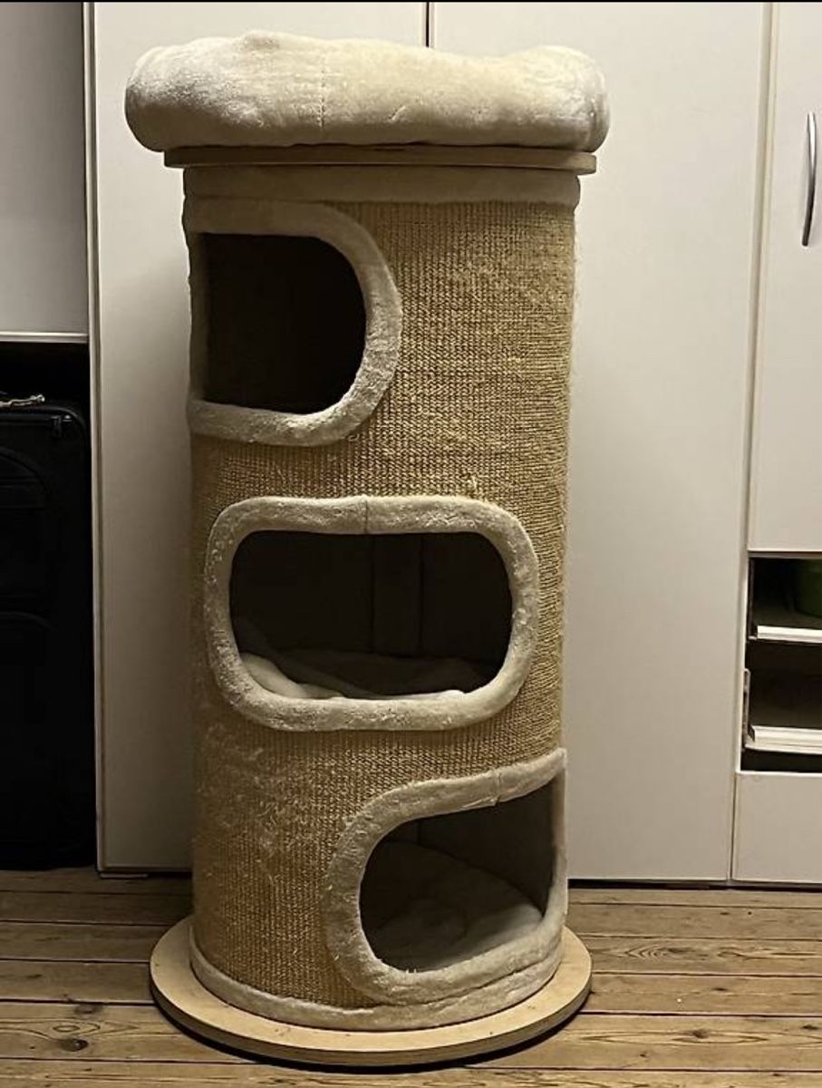 Tiragraffi: Grosser Kratzbaum - Tonne mit Höhlen, beige – Usato da Häggenschwil venduto da _kick