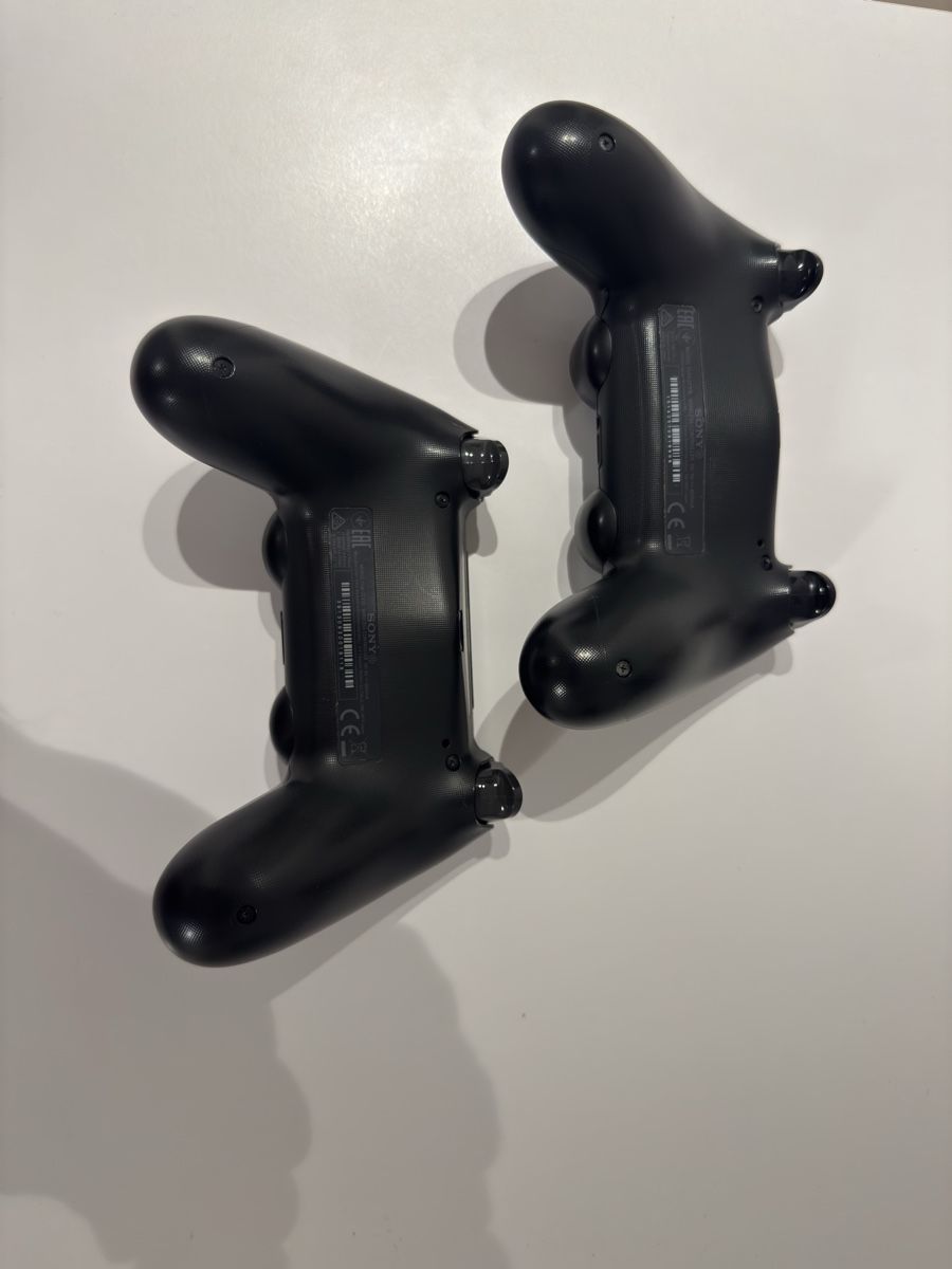 Sony Manettes: 2x Original Sony DualShock 4 V2 Wireless Controller – D'occasion à Emmenbrücke par Ragvi89 2