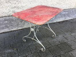 Antiker Blech Gartentisch mit geschwungenen Beinen