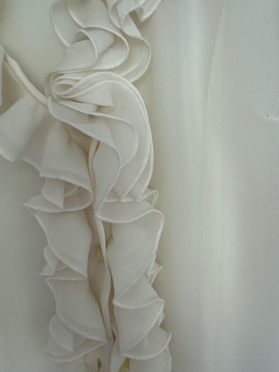 Camicette: Amitie Cream Ruffle Blouse - Elegant & Unique Design! – Usato da Freienbach venduto da buyzebra 2