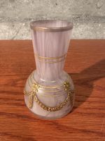 Vase en verre opalin lilas avec décor dore