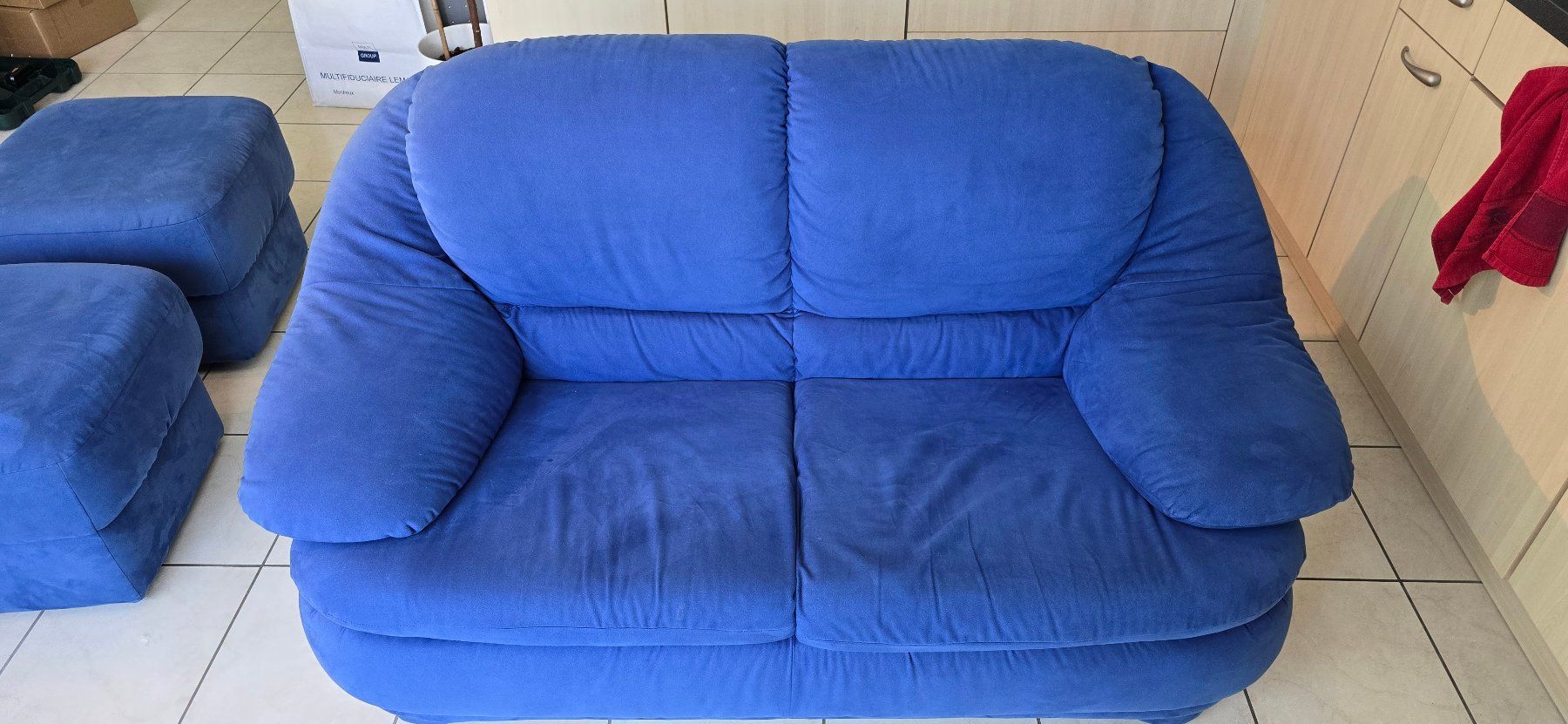 Divani: Canapé bleu 150cm + 2 pouffes – Usato da La Tour de Peilz venduto da Helvetica-Raw