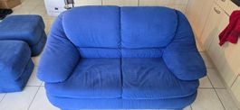 Canapé bleu 150cm + 2 pouffes