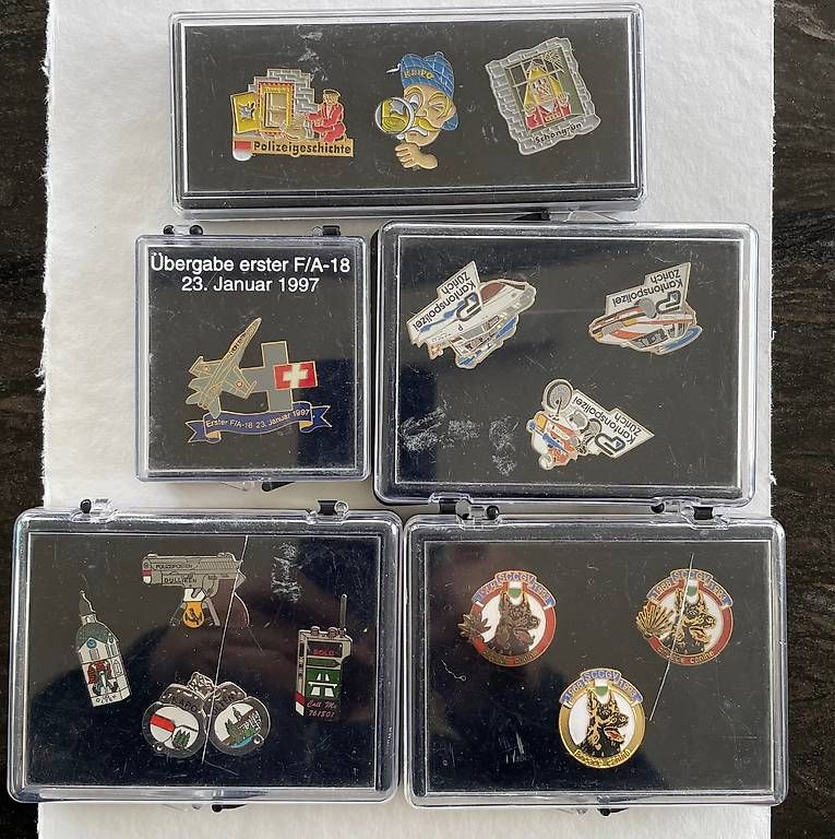 Placchette & Badge: 377 Pins – Usato da Siselen BE venduto da lis_gl27