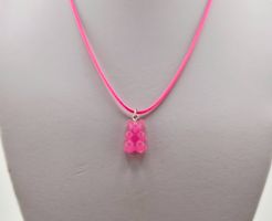 Kordelkette mit Gummibärchen Anhänger in Neon-Pink