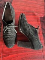 Bottines-escarpins noires, talons hauts, en daim. Taille 38