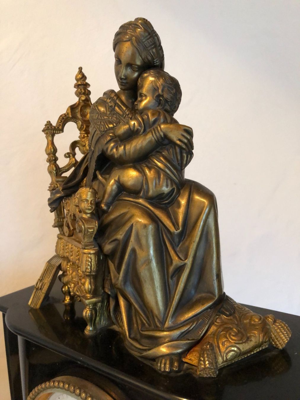 Orologi da terra & Orologi da parete: antike Kaminuhr 19.Jht, Bronzeaufsatz "Mutter und Kind" – Usato da St. Gallen venduto da Blin 1