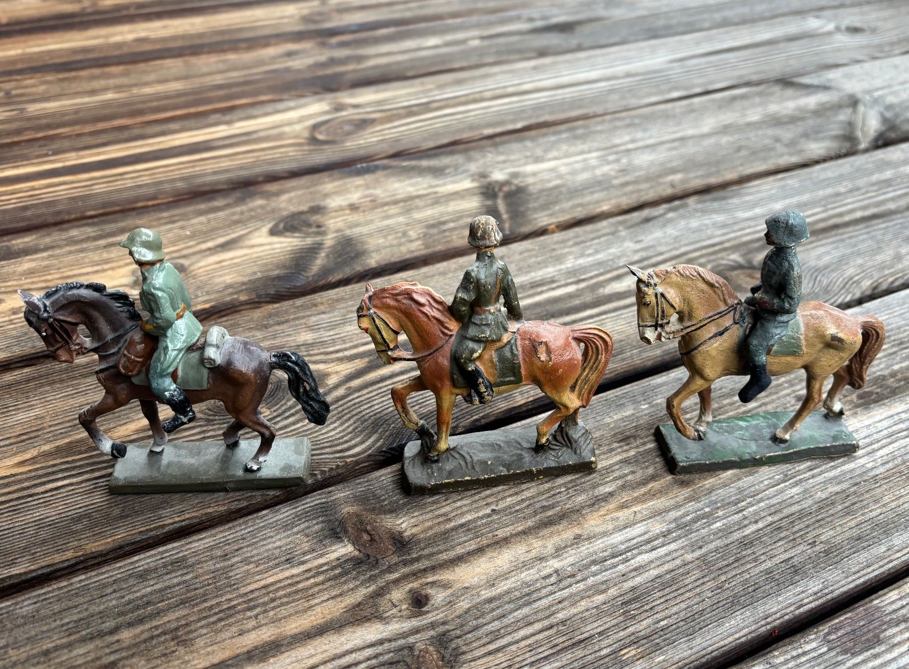 Statuette: 3 alte Elastolin Figuren Soldaten mit Pferden – Usato da Lüchingen venduto da Eeizo 2