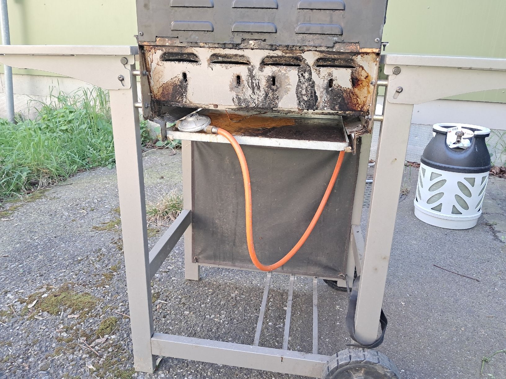 Griglie: Gasgrill Abholort Schlieren – Usato da Dintikon venduto da Kamelsammler 3