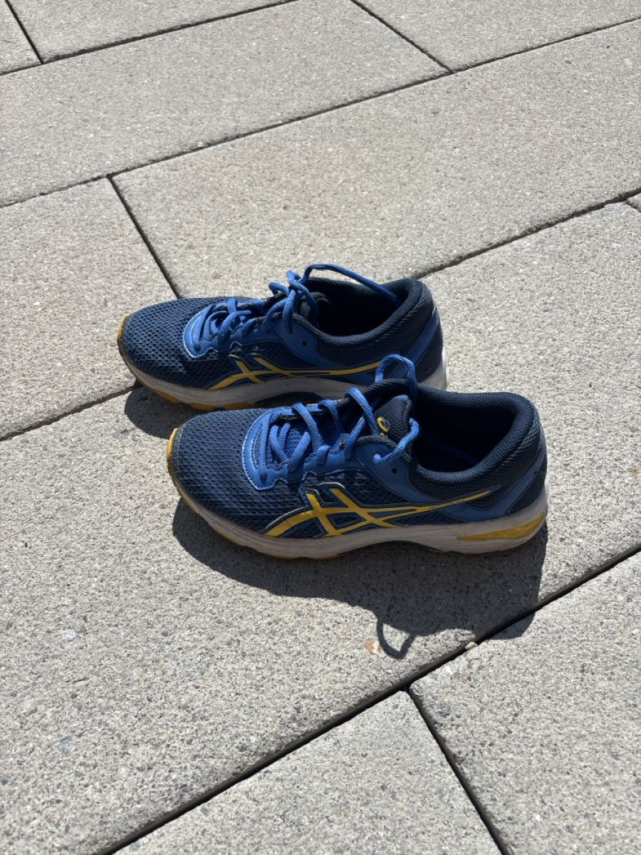 Asics Chaussures garçon: Asics Turnschuhe, Grösse 37.5 – D'occasion à Wohlen AG par Michi761 1