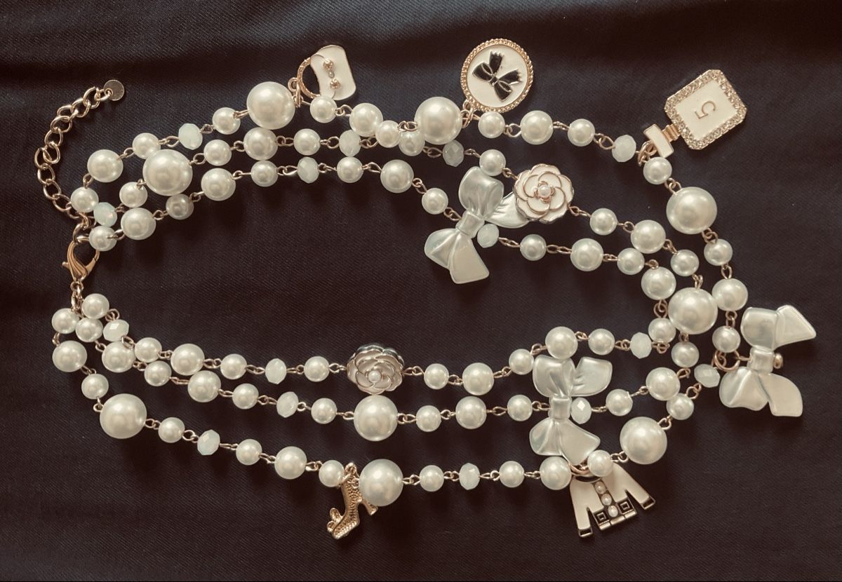 Catenine: Collier fantaisie perles multiples blanches et breloques – Nuovo (secondo la descrizione) da Corseaux venduto da Mililaforet75