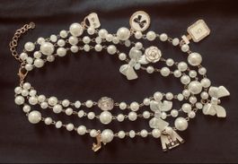 Collier fantaisie perles multiples blanches et breloques