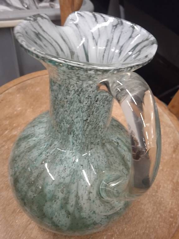 Caraffe: Glaskaraffe mit Henkel, grün-weiss gemustert – Usato da Basel venduto da Petergunn 2