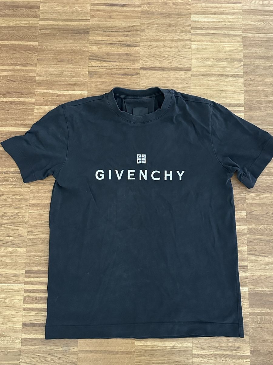 Givenchy T-Shirts: Givenchy t shirt grösse M – Gebraucht aus Münchenstein von Vintage_Corner