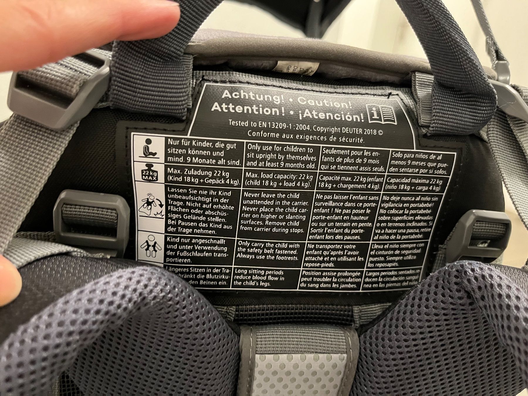 Deuter Marsupi portabebè: Deuter Kindertrage grau – Usato da Winterthur venduto da WintiSommer 3