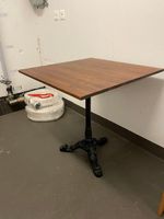 Gusseisen Bistrotisch Nussbaum Massivholz Rustikal 70 x 70cm