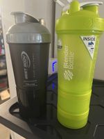 2 Shaker Flaschen: Blender Bottle & Best Body Nutrition