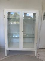 Weisser Vitrinenschrank mit 2 Glastüren und verstellbaren Gl