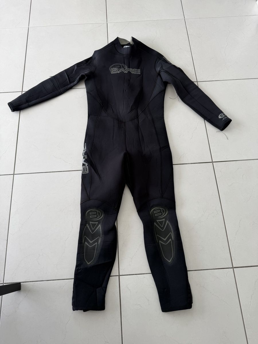 Mute per immersioni: BARE Full Wetsuit 4/5 mm Size L – Usato da Einsiedeln venduto da Fiolio