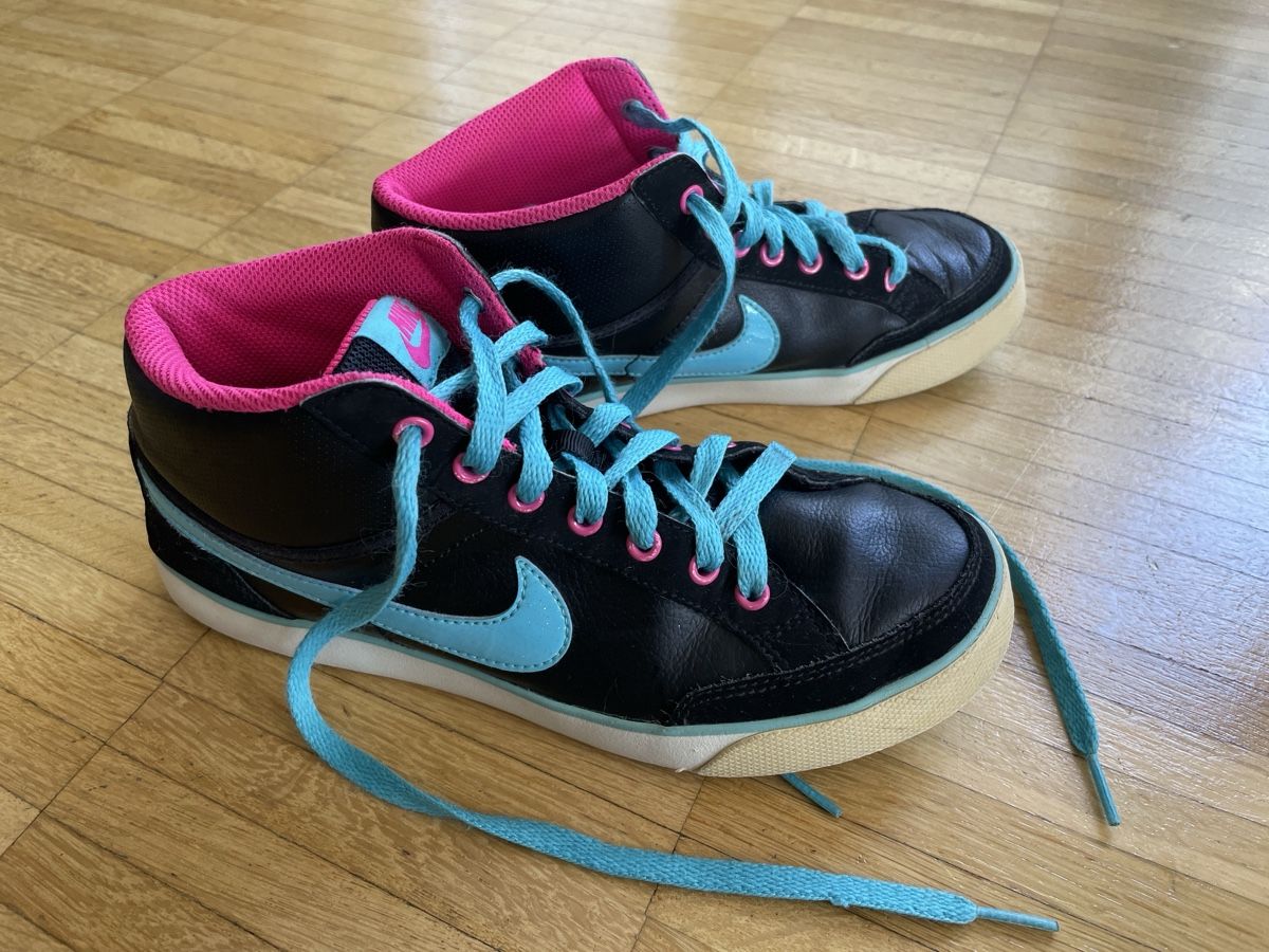 Nike Schuhe für Mädchen: Nike Sneakers Gr 38 – Gebraucht aus Ebmatingen von Reva-Sue