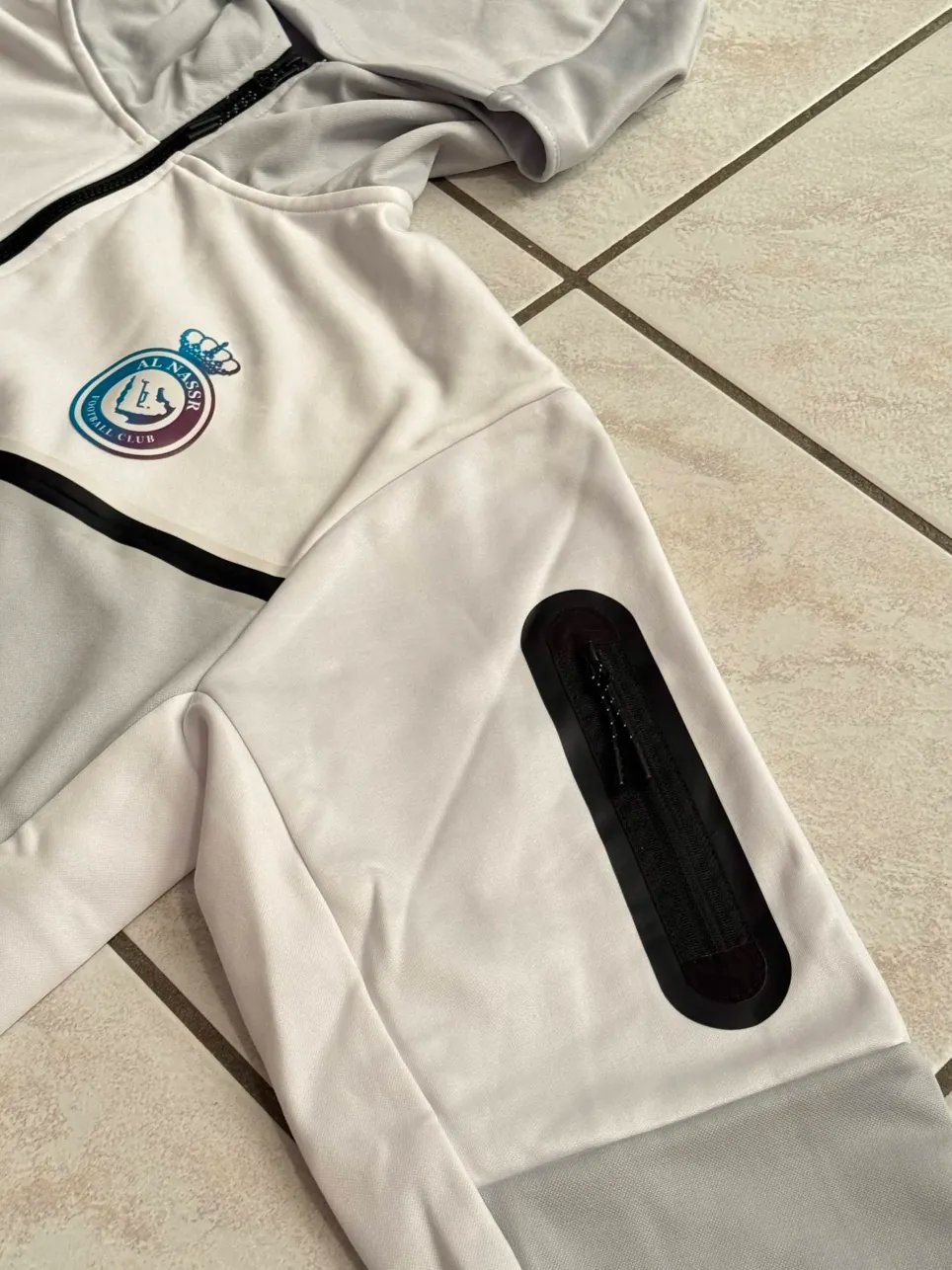 Nike Lotti di vestiti: CR7 Al Nassr Nike Tech Trainingsanzug – Nuovo (secondo la descrizione) da Mellingen venduto da simon8807 1