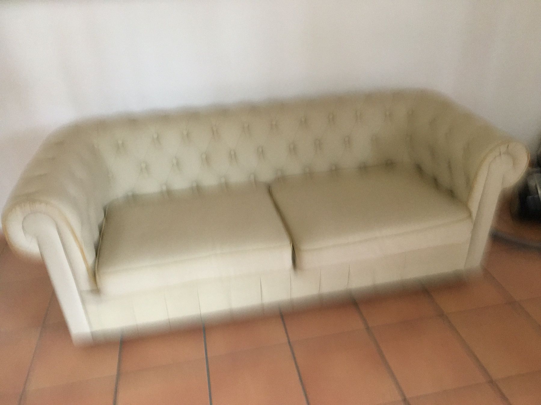 Divani: Edles Sofa, 2-Sitzer, hellbeige, Chesterfield-Stil, Top! – Nuovo (secondo la descrizione) da Hittnau venduto da Hilda50