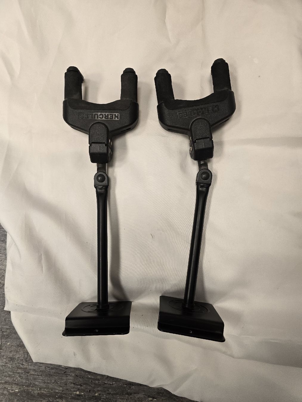 Hercules Supporti per strumenti musicali & leggii: Hercules Stands Guitar Wallmount 2 Stuck – Usato da Zürich venduto da Roy-Events-Zurich