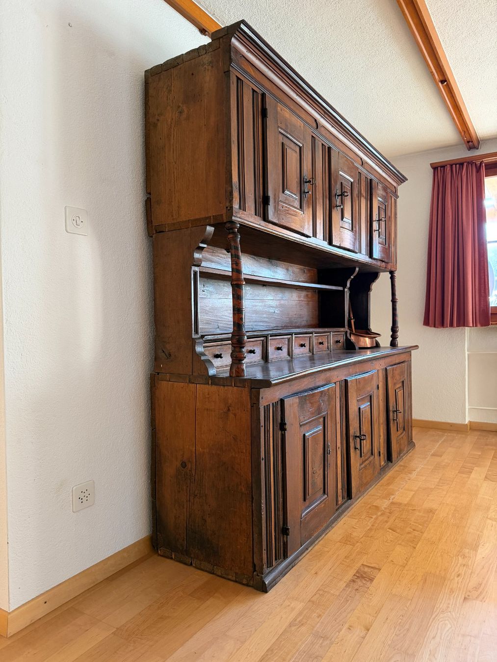 Büffets: Antikes Nussbaum-Buffet – Gebraucht aus Jenaz von Sandrobordoli 1