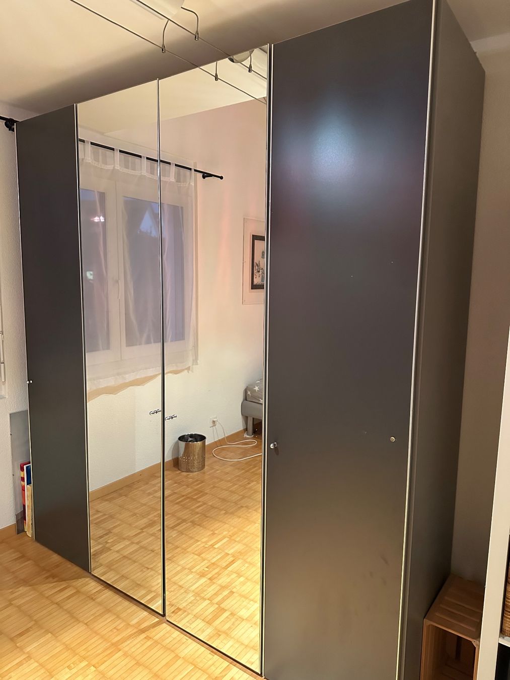 Schränke: Kleiderschrank mit Spiegel – Gebraucht aus Wolfhausen von alfi3