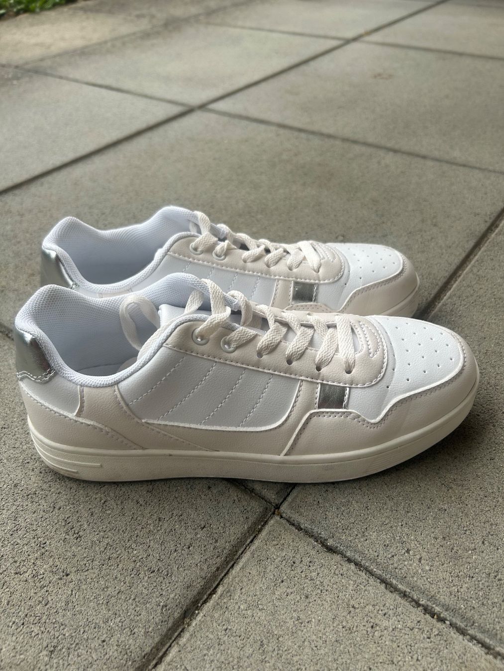 Damenschuhe: Une paire de basket – Gebraucht aus Courrendlin von loko2910 1