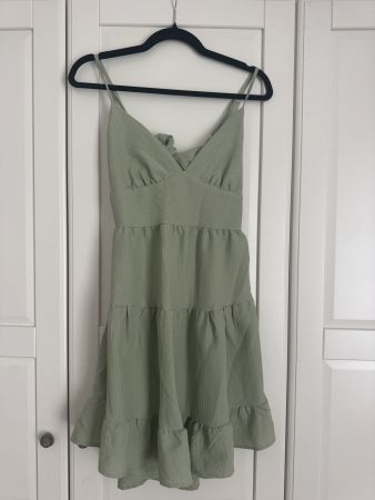 SHEIN Sommerkleid grün mit Volants, rückenfrei, Gr. M