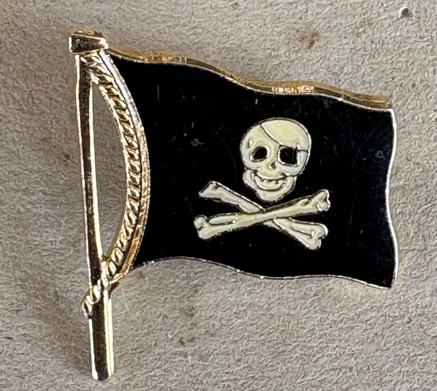 Placchette & Badge: PIN PIRATEN FLAGGE – Usato da Ostermundigen venduto da Wyatt-Earp