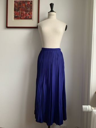 AKRIS: Neuer Plissee-Jupe in leuchtendem royalblau, 34