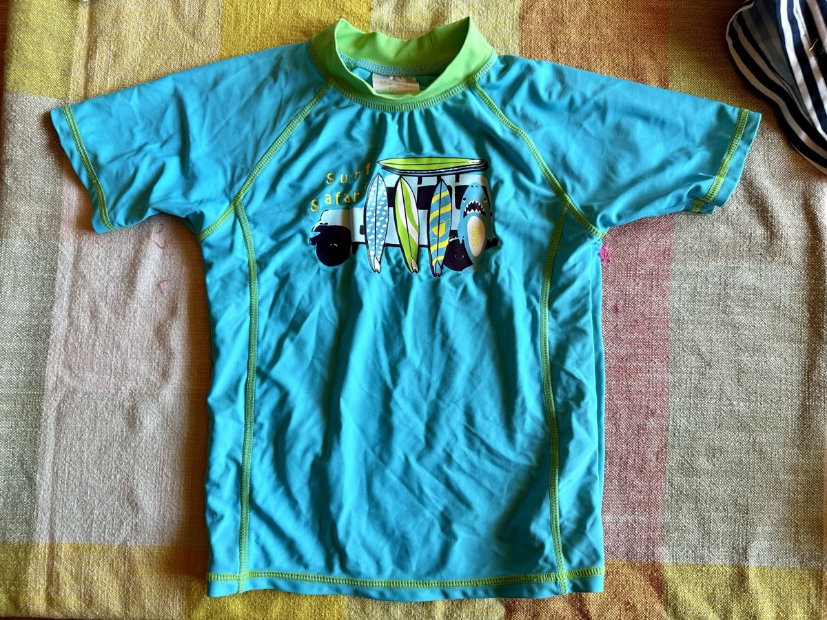 Badehosen: Surfsujet Badeshirt – Gebraucht aus Winterthur von fcg_q8t5