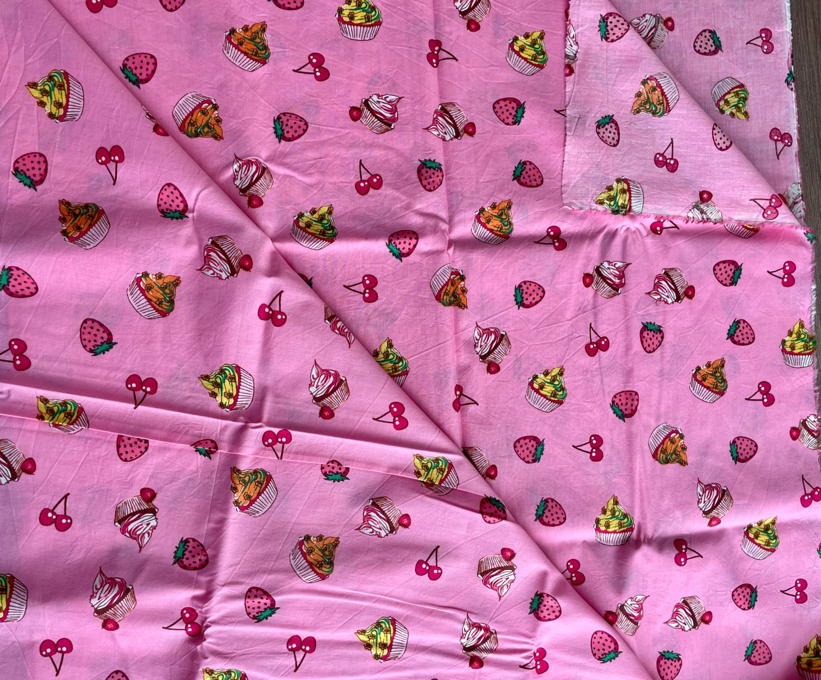 Stoffe: pinker Baumwollstoff mit Cupcakes, Kirschen + Erdbeere, 1.6m – Neu (gemäss Beschreibung) aus Neuendorf von Knopfi 1