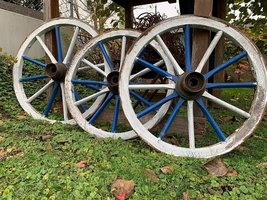 Tutte le decorazioni: Vier Speichenräder, bunt, mit Eisenring – Usato da Hettlingen venduto da FamilieSchroeder 1