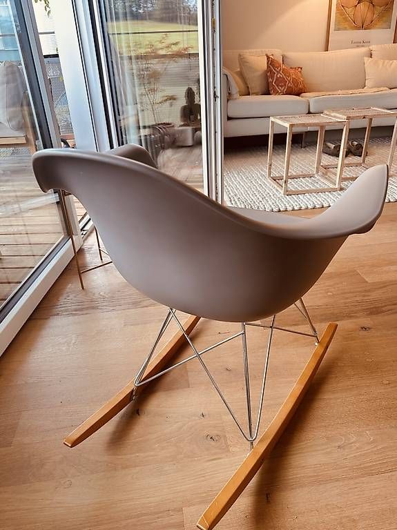 Eames Poltrone: Design Schaukelstuhl Eames von Vitra – Usato da St. Gallen venduto da Nicole79Ming 2