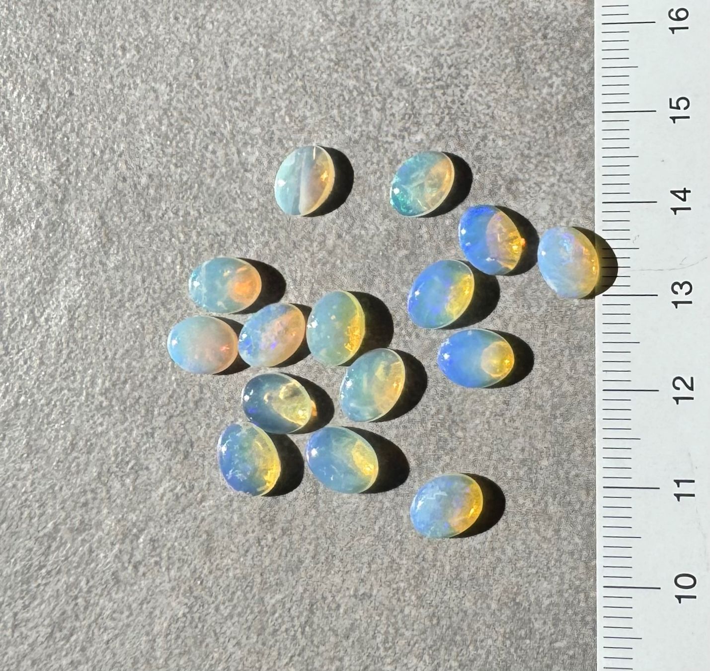 Fossili: 15  Stk  Cabochons Opal  Tropfen   echt winzig OPALE  SET – Nuovo e nell'imballaggio originale da Leuggern venduto da gemshow 4