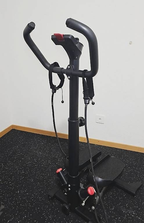 Hometrainer: Stepper wie neu  mit Display, Bändern & Rollen – Usato da Schaffhausen venduto da Uran10