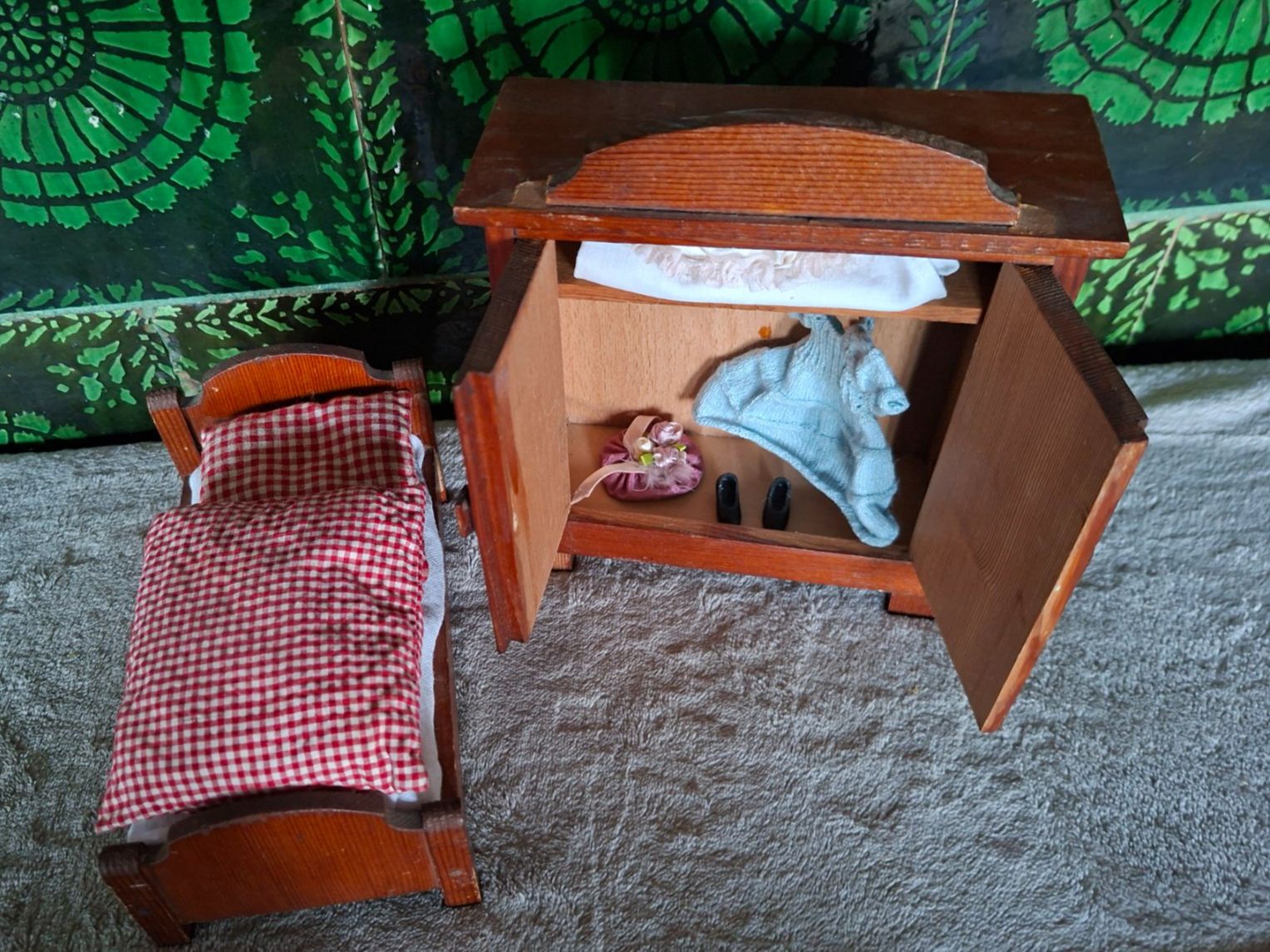 Case e mobili per bambole: Altes Puppenstube Möbel Set, Bett und Schrank aus Holz – Usato da Otelfingen venduto da silver-moon