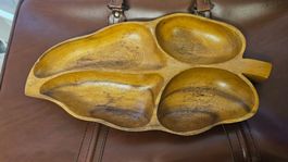 Grande contenitore in legno a forma di foglia (Filippine)